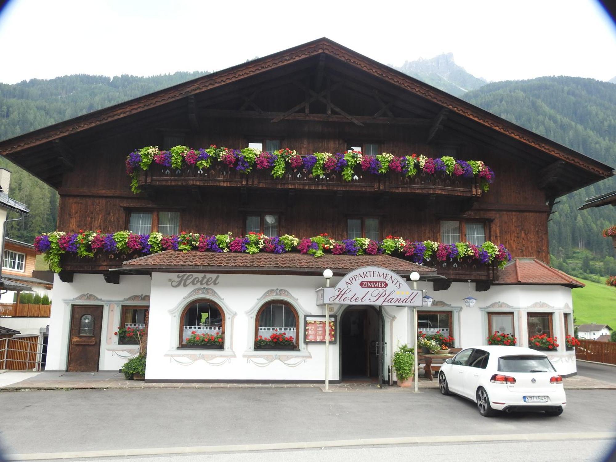 Hotel Garni Pfandl Нойщифт им Щубайтал Екстериор снимка
